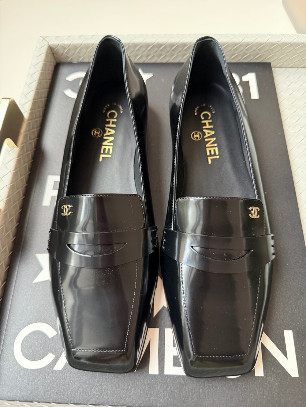 CHANEL F/W 2026 BLACK SHINY CALFSKIN LEATHER LOAFERS SQUARE TOE BLAZY FLATS 38